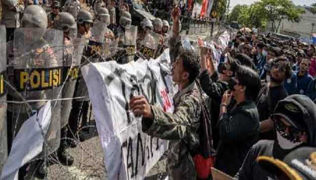 مہنگائی کیخلاف شہری سڑکوں پر نکل آئے، وزیر اعظم سے استعفے کامطالبہ