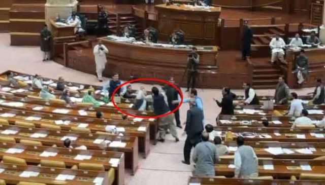 پنجاب اسمبلی میں ہاتھاپائی: اپوزیشن رکن نے حکومتی رکن کو تھپڑ رسید کردیا