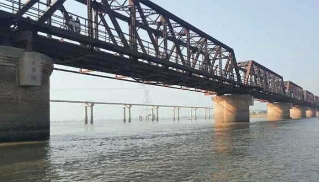 طالبعلم نے دریامیں چھلانگ لگادی،بچانے کیلئے بھائی بھی گودگیا