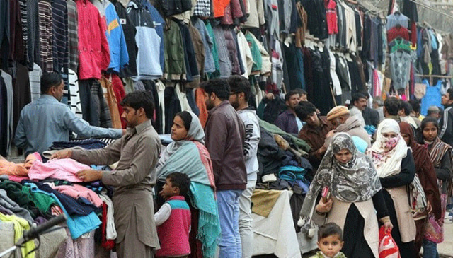 سستے میں اچھا دکھنے کا شوق: پاکستانیوں نے کروڑوں کے لنڈا کے کپڑے خرید لئے