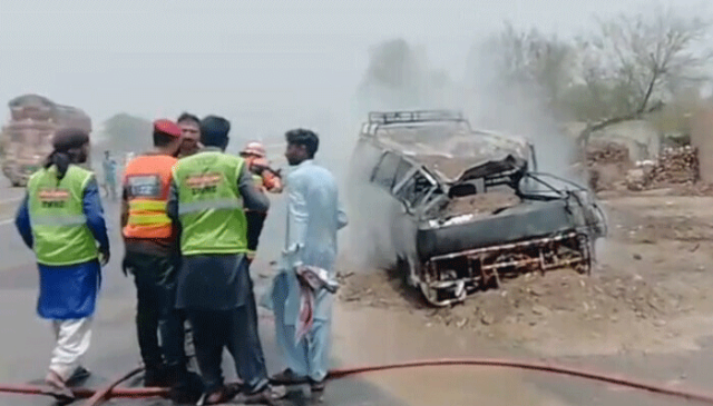بہاولپور: گیس لیکیج کے باعث طالبات سے بھری وین میں آتشزدگی، 10 طالبات شدید زخمی