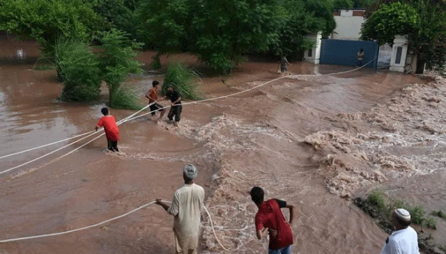 دریائے چناب کا ریلا جھنگ میں داخل، 180 دیہات زیر آب