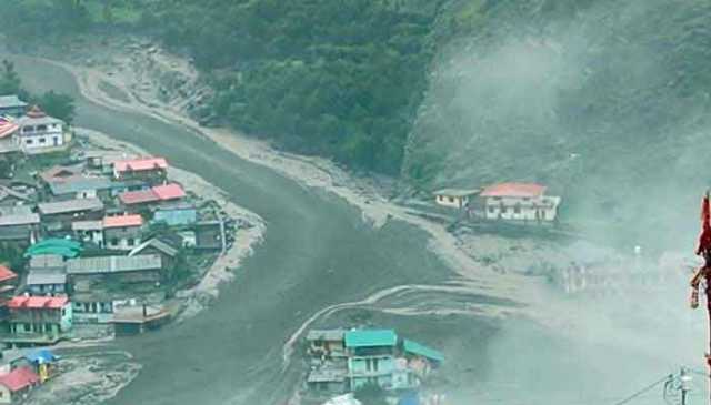 کلاؤڈ برسٹ سے گھر، ہوٹلز اور دکانیں بہہ گئیں
