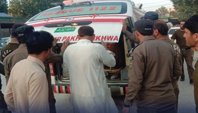 دیر، دہشت گردوں کا پولیس موبائل پر حملہ، 3 اہلکار شہید، 6 زخمی
