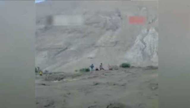   وادی ہنزہ کے گلمت گاؤں میں گلیشیئر پھٹنے سے تباہی، 50 افراد معجزانہ طور پر بچ گئے