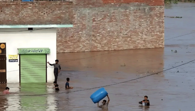 پنجاب میں سیلابی صورتحال: پاکپتن میں اونچے درجے کا سیلاب; حفاظتی بند ٹوٹ گئے، دریائے سندھ میں پانی کا بہاؤ بلند