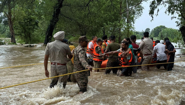 مقبوضہ جموں و کشمیر میں بارشوں نے تباہی مچا دی، فلیش فلڈز اور لینڈ سلائیڈنگ سے 13 افراد ہلاک