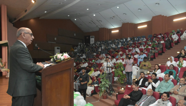 پاک فوج وطن کے دفاع کے لیے کسی قربانی سے دریغ نہیں کرے گی،عرفان صدیقی