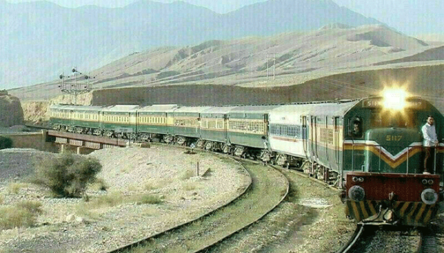 سبی میں ریلوے ٹریک کے قریب دھماکہ، جعفر ایکسپریس حادثے سے بال بال بچ گئی۔