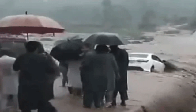 مانسہرہ: بسیاں میں کار سیلابی ریلے میں بہہ گئی، 2 افراد جاں بحق، 1زخمی