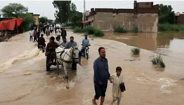 ملتان سے سیلاب کے خدشے پر 3 لاکھ افراد کی نقل مکانی، بلوچستان میں بھی ریلا داخل ہونے کا خدشہ