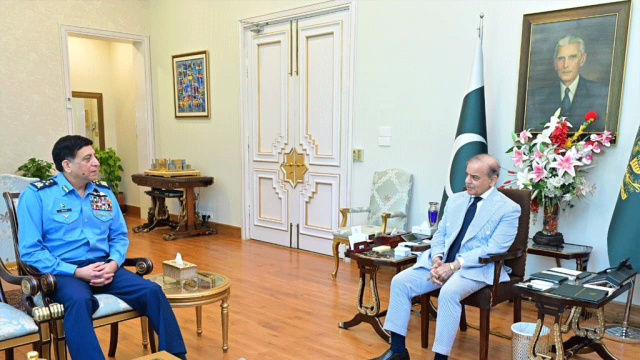 وزیراعظم شہباز شریف سے ایئر چیف مارشل کی ملاقات، وطن کے دفاع میں پاک فضائیہ کے کردار کو خراج تحسین