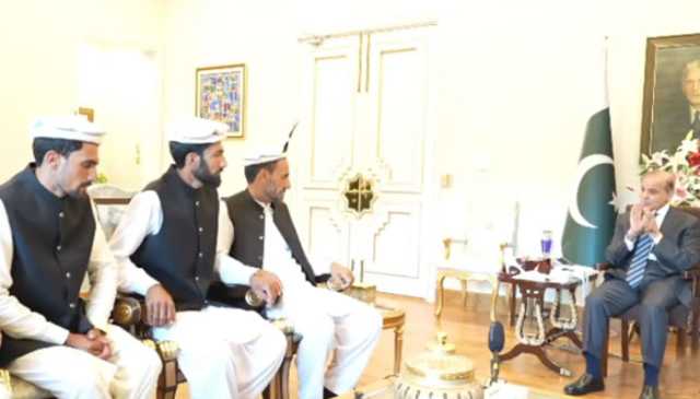  وزیراعظم سے گلگت بلتستان کے “ہیروز” کی ملاقات، فی کس 25 لاکھ روپے انعام 