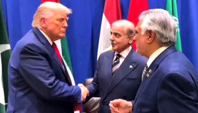 وزیراعظم شہباز شریف کی ڈونلڈ ٹرمپ سے غیر رسمی ملاقات، گرمجوشی سے مصافحہ