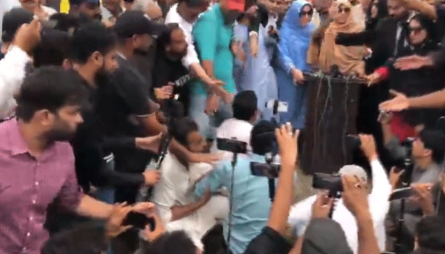 علیمہ خان کی میڈیا ٹاک کے دوران بد نظمی، پی ٹی آئی کارکنان کا صحافیوں سے بدسلوکی اور ہاتھا پائی
