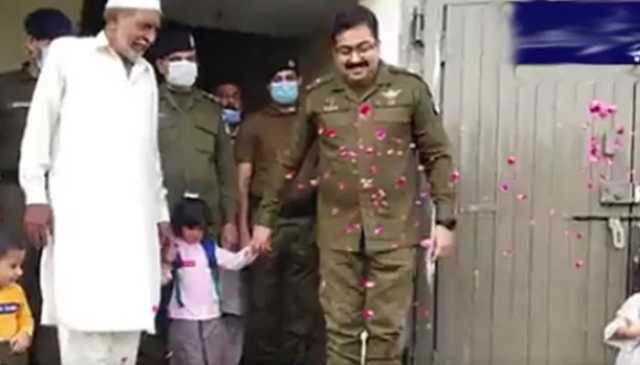 شہید کانسٹیبل کی بیٹی کا پہلا دن، ڈی پی او نے پروٹوکول کے ساتھ اسکول چھوڑا