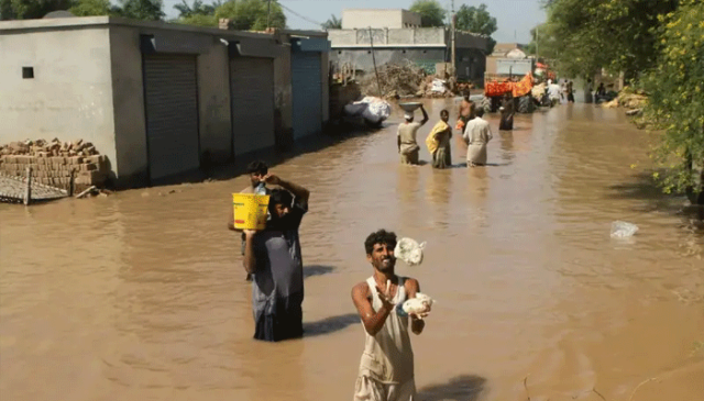 سکھر بیراج پر اونچے درجے کا سیلاب؛ کچے کا وسیع علاقہ ڈوب گیا، فصلیں تباہ