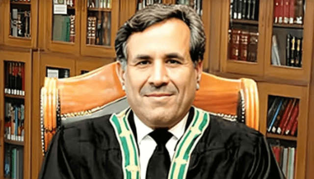 تیزاب پھینک کر اچھا نہیں کیا، ناکام عاشق تھا تو خود کو مار کر نام پیدا کر لیتا، جسٹس ہاشم کاکڑ