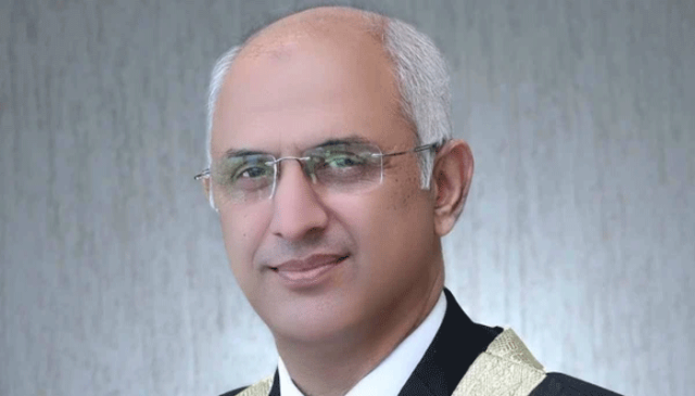 مسائل کے حل کیلیے چیف جسٹس پاکستان، سربراہ آئینی بینچ کو ہمارے ساتھ بیٹھنا چاہیے، جسٹس محسن