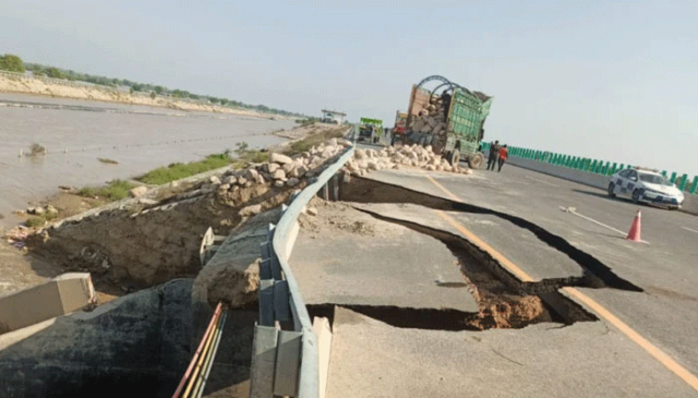 سیلاب کے باعث موٹر وے ایم 5 پر 13 مقامات سے متاثر، مزید 5 پوائنٹس متاثر ہونے کا خدشہ