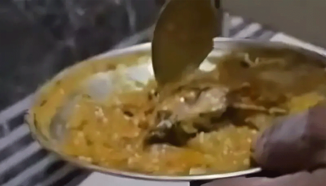 ہوٹل میں کھانے کے دوران سالن میں مرا ہوا چوہا نکل آیا، ویڈیو وائرل