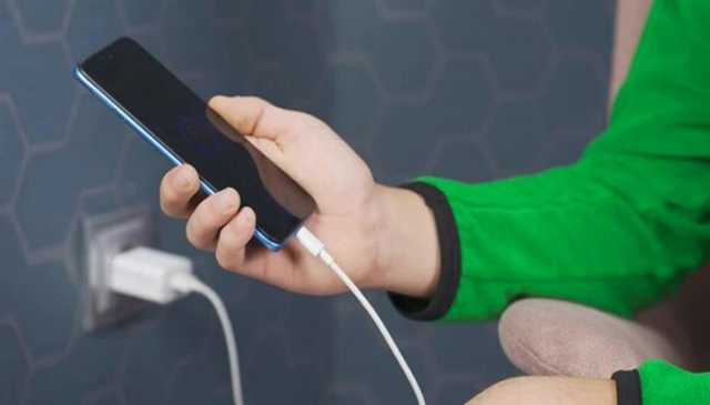 باتھ روم میں موبائل فون کا استعمال بواسیر کا سبب بن سکتا ہے
