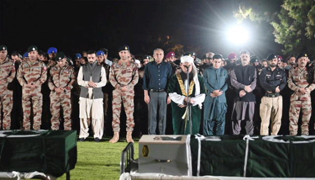 تربت: وزیر داخلہ محسن نقوی کی شہید کیپٹن وقار اور جوانوں کی نمازجنازہ میں شرکت