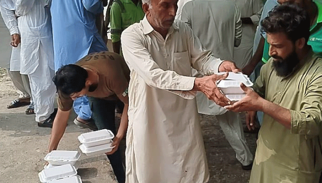 گجرات میں سیلاب متاثرین کو غیر معیاری اور بغیر اجازت کھانا تقسیم کرنے پر پابندی، دفعہ 144 نافذ