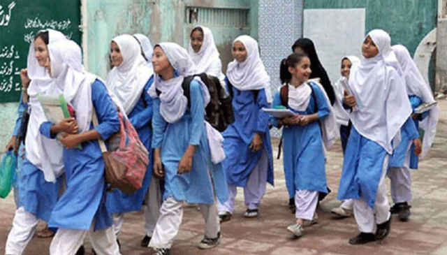 پنجاب اور کے پی میں موسم گرما کی تعطیلات ختم، سکول کھل گئے، سیلاب متاثرہ علاقوں میں تعلیمی سرگرمیاں معطل