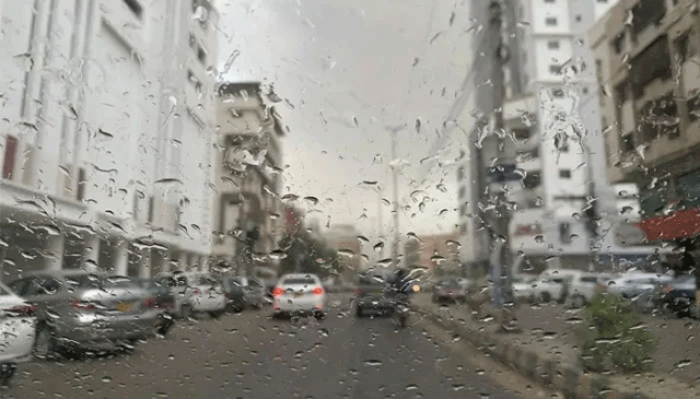 کراچی کے مختلف علاقوں میں صبح سویرے ہلکی بارش