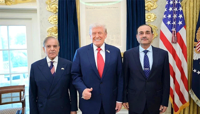 ٹرمپ کے کوٹ پر لگی جنگی جہاز کی پن پر سوشل میڈیا صارفین میں بحث چھڑ گئی