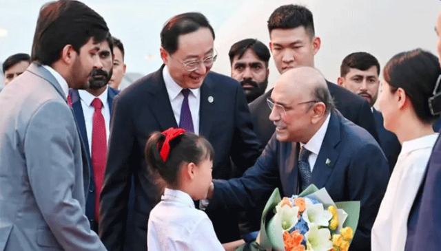 صدر آصف علی زرداری چین کے 10 روزہ سرکاری دورے پر چنگدو پہنچ گئے