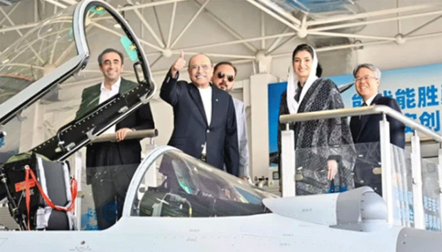 صدر زرداری کا چین میں J-10C طیارے تیار کرنے والے ایئرکرافٹ کمپلیکس کا تاریخی دورہ