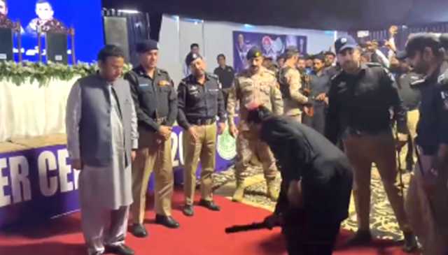 سندھ کے کچے کے 72 ڈاکوؤں نے ہتھیار ڈال دیے، سرینڈر پالیسی کے تحت تاریخی پیش رفت