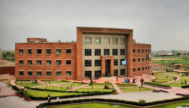 کامسیٹس یونیورسٹی کا 40 واں کانووکیشن: بین الاقوامی طلبہ سمیت ہزاروں کو ڈگریاں اور میڈلز تقسیم