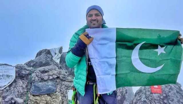 پاکستانی کوہ پیما اسد علی میمن نے اوشیانا کی سب سے اونچی چوٹی سر کرلی