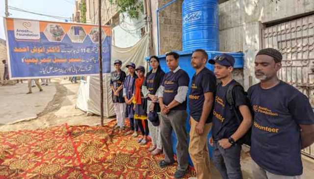 انوش احمد نے کراچی کے پسماندہ علاقوں میں پانی کی قلت دور کرنے کیلئے دو سبمرسیبل واٹر پمپ نصب کیے