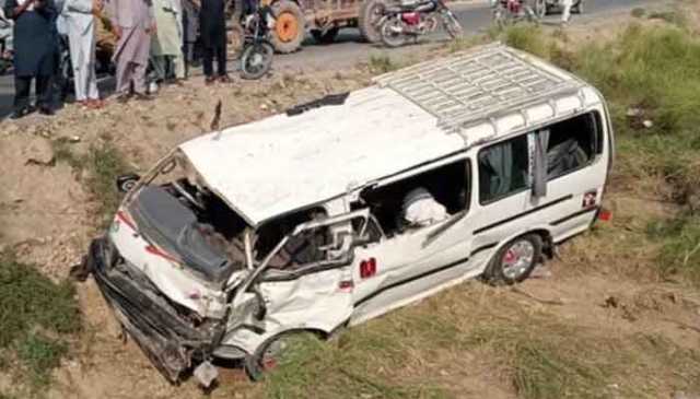 لکی مروت؛ دو کوچز میں خوفناک تصادم، خواتین سمیت 11 افراد زخمی