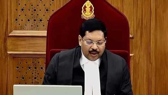 وکیل نے دوران سماعت بھارتی چیف جسٹس پر جوتا پھینک دیا 