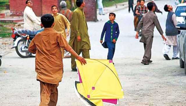 لاہور: پتنگ بازی نے ایک اور جان لے لی، ڈور پھرنے سے نوجوان جاں بحق