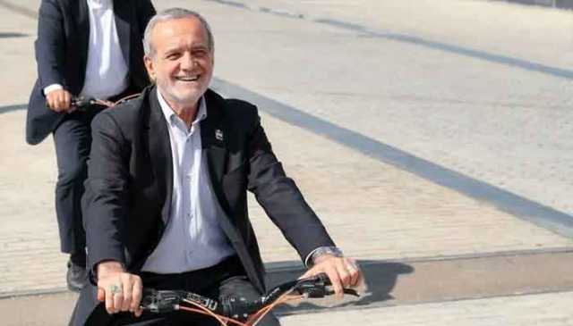 ایرانی صدر کی سائیکل سواری کی ویڈیو سوشل میڈیا پر وائرل