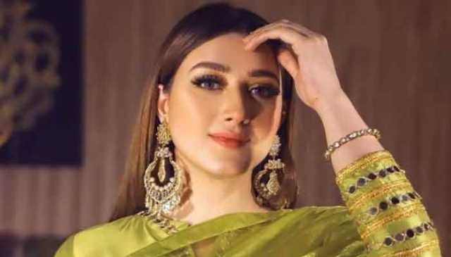 شاہ رخ خان کے ساتھ بھی کام کی آفر ملے تو بھارت نہیں جاؤں گی، مومنہ اقبال