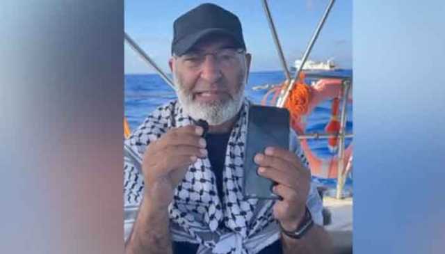 اسرائیلی حراست سے رہائی پانے والے سینیٹر مشتاق احمد پاکستان پہنچ گئے