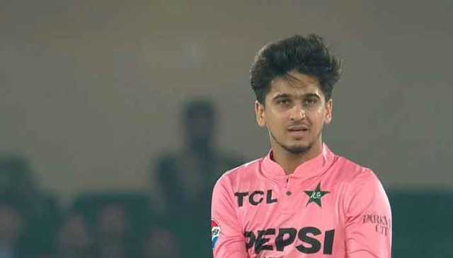 اسٹیڈیم میں اوس زیادہ ہوتی ہے جس کی وجہ سے پہلے فیلڈنگ کی، صائم ایوب