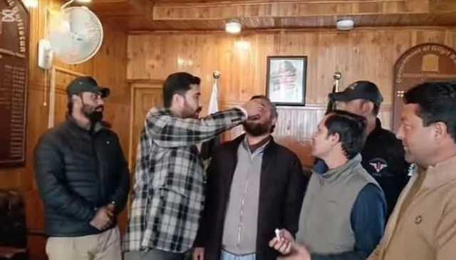 اسسٹنٹ کمشنر کی منفرد مثال، پولیو ویکسین کے خلاف خدشات دور کرکے والد کو بھی قطرے پلا دیے