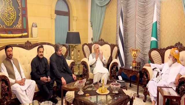 پی ٹی آئی وفد کی مولانا فضل الرحمان سے اہم ملاقات، محمود خان اچکزئی کو اپوزیشن لیڈر نامزد کرنے پر اتفاق