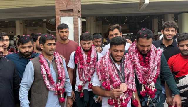 ایشین یوتھ گیمز سے واپسی پر پاکستان ریسلنگ ٹیم کا شاندار استقبال