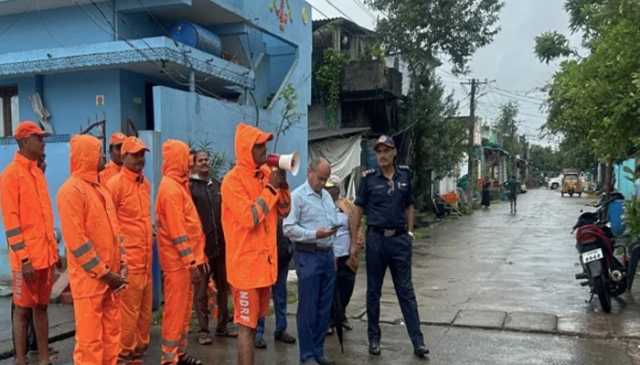 بھارت میں طوفان مونتھا کے پیش نظر اسکول بند، شہریوں کا انخلا