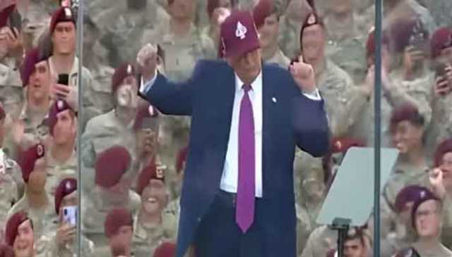   ٹرمپ کا امریکی بحریہ کی سالگرہ کے تقریب میں رقص، فوجی خوشی سے جھوم اٹھے