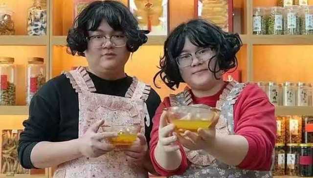 چینی نوجوان جوڑے کو لوگ جڑواں بہن بھائی سمجھنے لگے